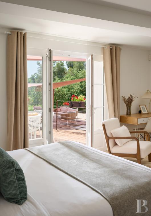 A renovated farmhouse surrounded by extensive grounds leading down to the sea, between Toulon and Hyères on the Var coast - photo  n°19